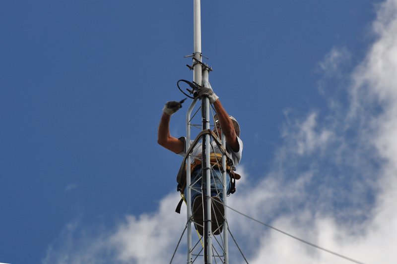 Bob-K4NBC Detaching Old Antenna 02.jpg